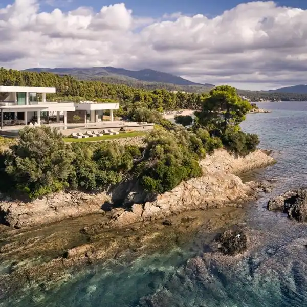 EXQUISITE SEAFRONT RENTAL VILLA