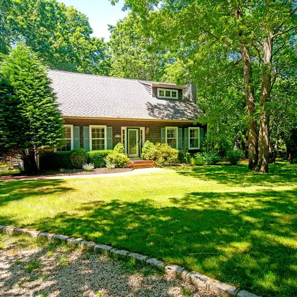 PRIVATE BRIDGEHAMPTON CAPE WITH TIMELESS CHARM