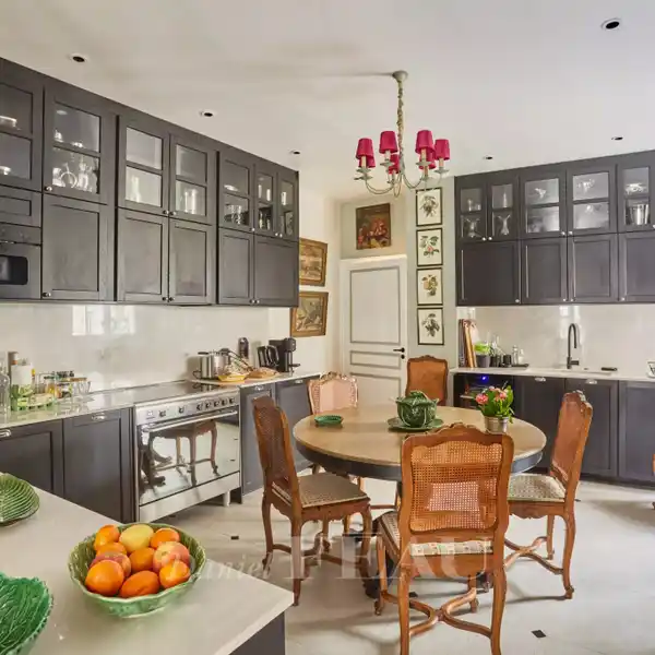 BEAUTIFULLY RENOVATED FIRST-FLOOR APARTMENT