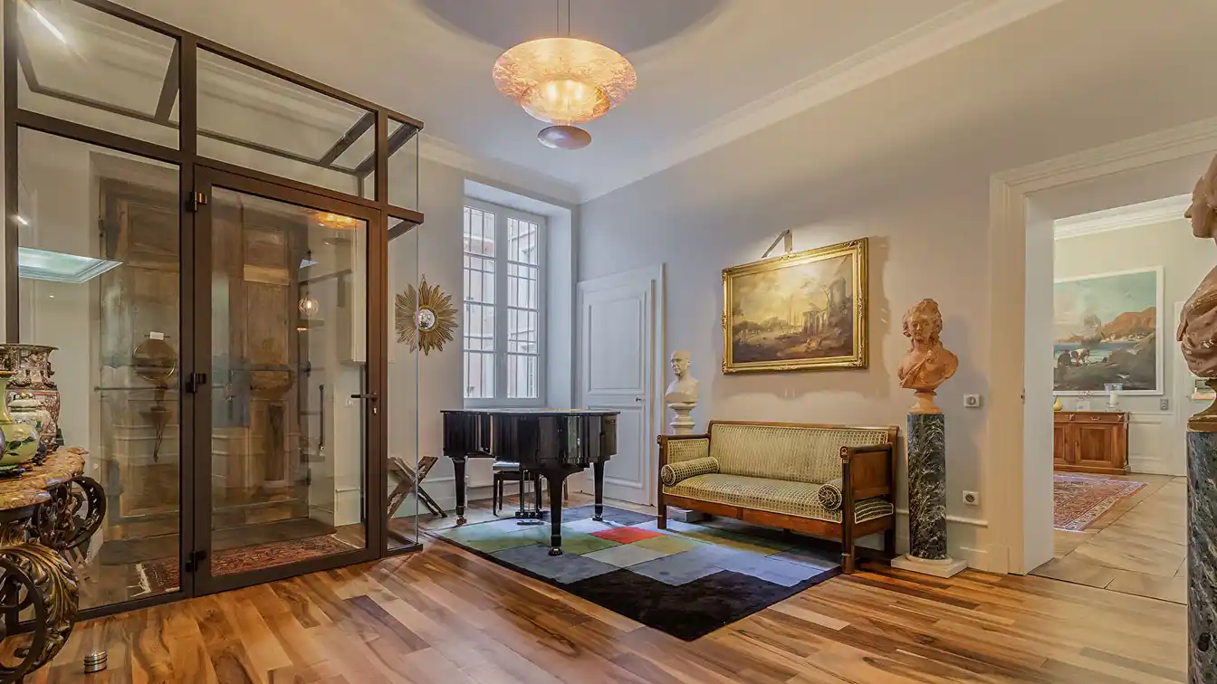 Magnificent Bourgeois Apartment