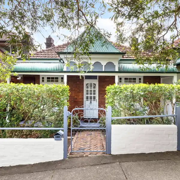 CAREFULLY UPDATED FEDERATION COTTAGE
