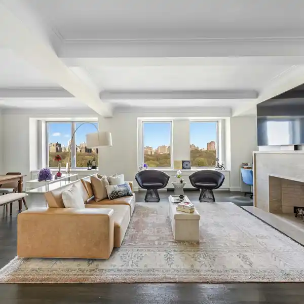 STRIKING RESIDENCE IN A FULL-SERVICE CONDOMINIUM