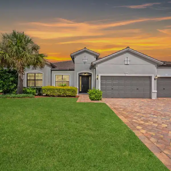 TRIPLE-SPLIT PLAN HOME ON RARE OVERSIZED LOT