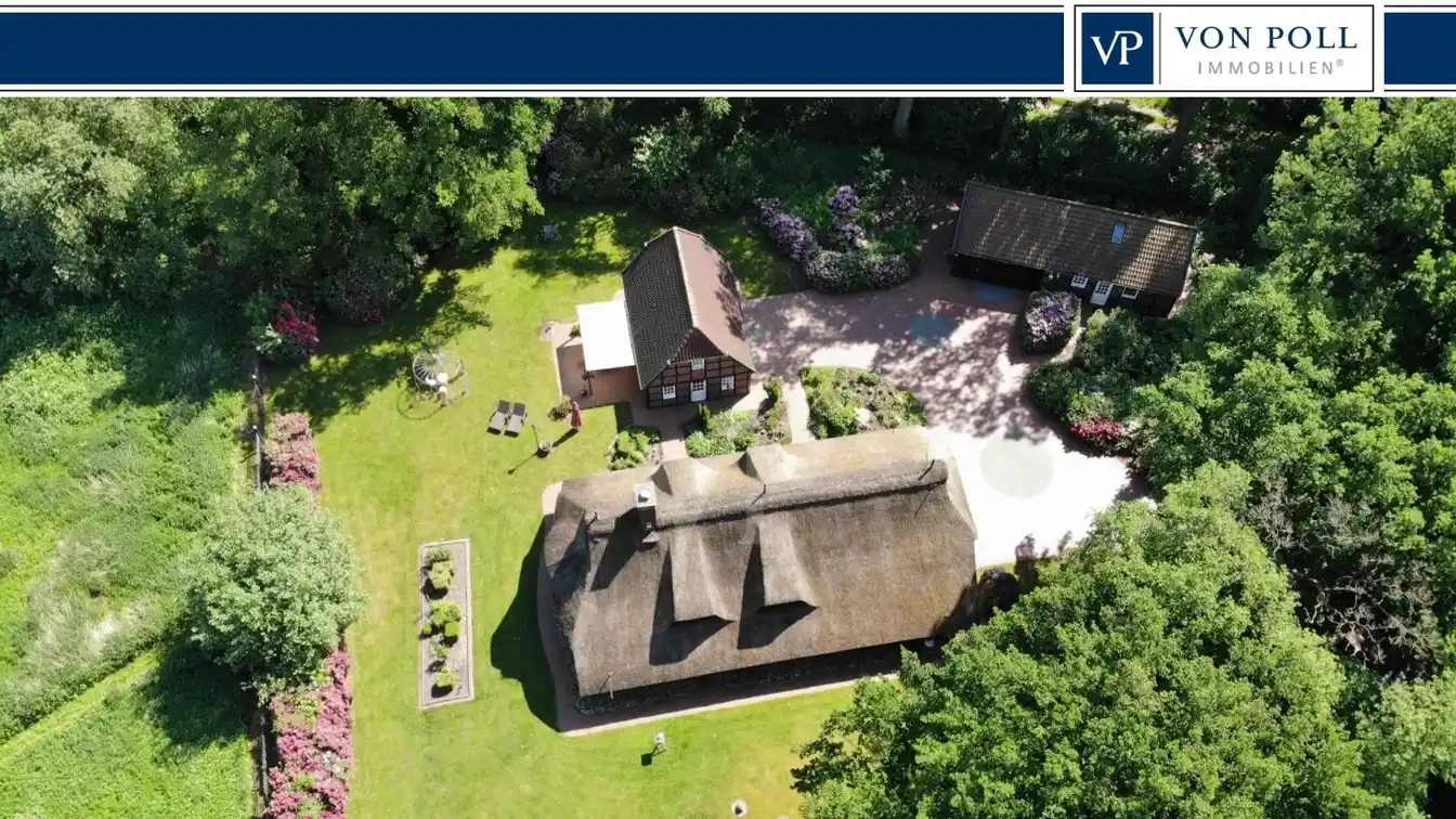 Luxurious Thatched Roof Property with Spacious Grounds in an Idyllic Location