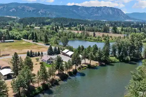 Rare 2.65-Acre Yakima River Retreat