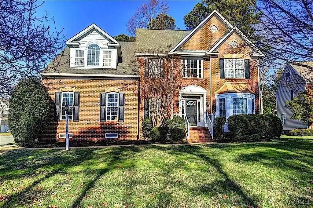 Expansive Home in the Vibrant Twin Hickory Community