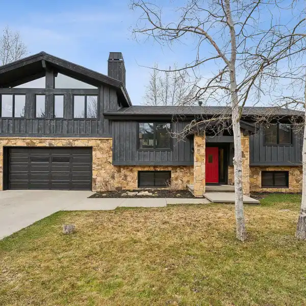 MODERN AND UPDATED PARK MEADOWS HOME