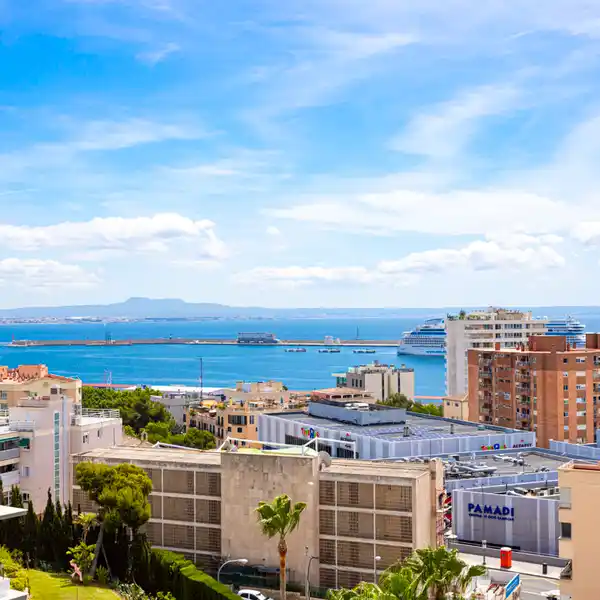 FANTASTIC PENTHOUSE IN A SMALL COMPLEX WITH VIEWS OVER THE BAY OF PALMA