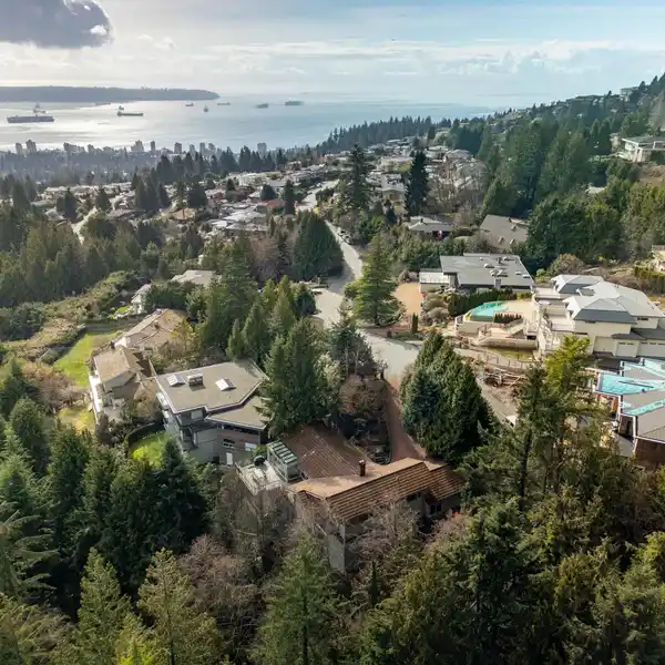 GATED RESIDENCE IN A PRESTIGIOUS CHARTWELL CUL-DE-SAC