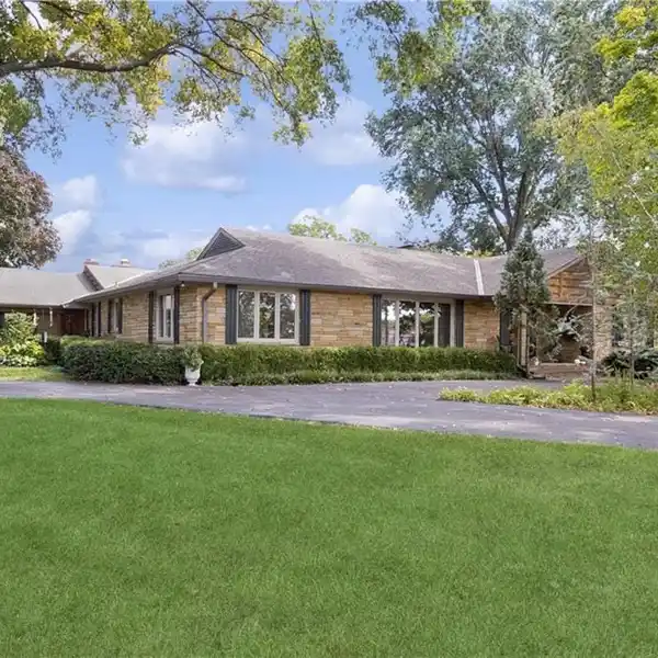BEAUTIFUL MID-CENTURY HOME