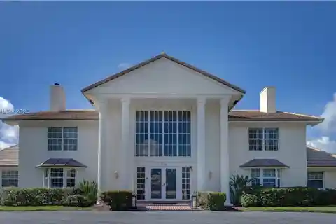 Stunning Penthouse That Spans the Entire Top Floor