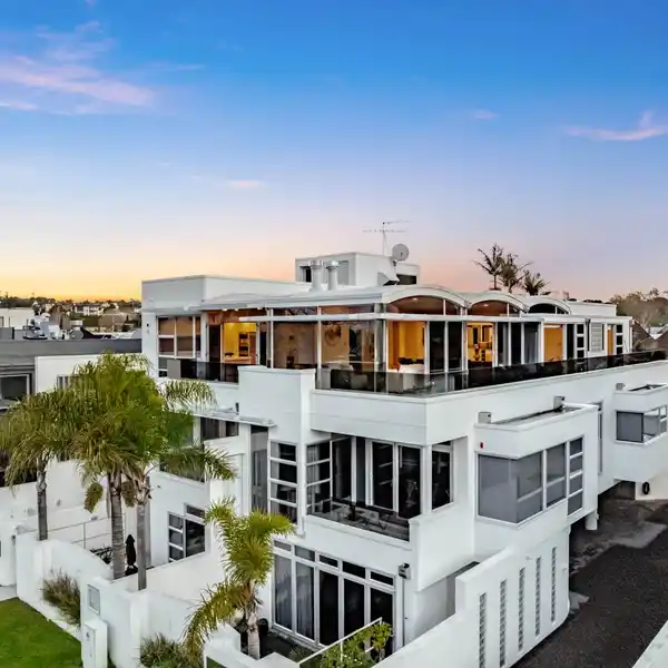LIGHT-FILLED LUXURY PENTHOUSE