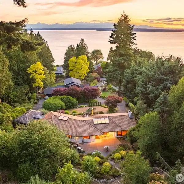 ONE-OF-A-KIND MID-CENTURY REMODEL WITH SPECTACULAR VIEWS