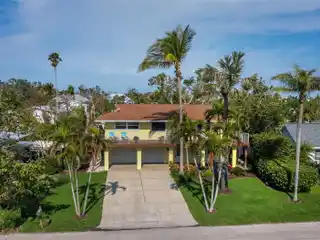 Charming Waterfront Retreat in Historic Longbeach Village