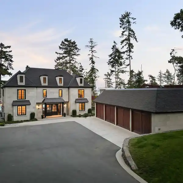 REFINED WATERFRONT ESTATE