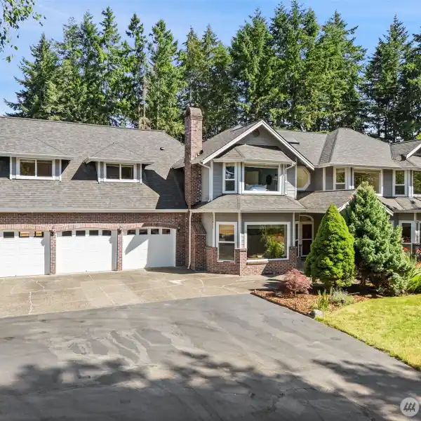 COMFORT AND FUNCTION ON LARGE LOT