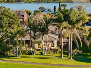 Sanctuary of Light with Seamless Indoor-Outdoor Flow
