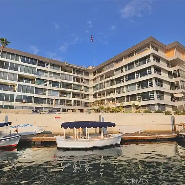 PREMIER BAY-FRONT RESIDENCE IN EXCLUSIVE CHANNEL REEF