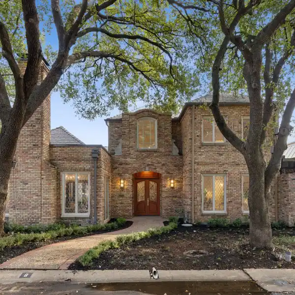 REIMAGINED RESIDENCE WITHIN THE PRESTIGIOUS ENCLAVE OF CARUTH HOMEPLACE