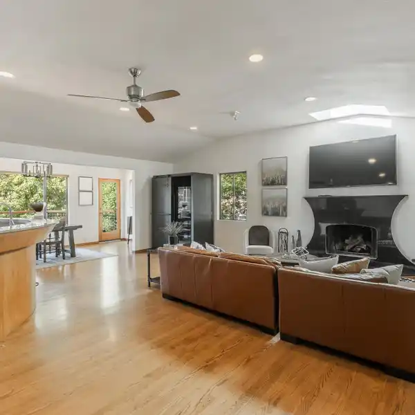 BEAUTIFUL HOME WITH AMAZING NATURE VIEWS