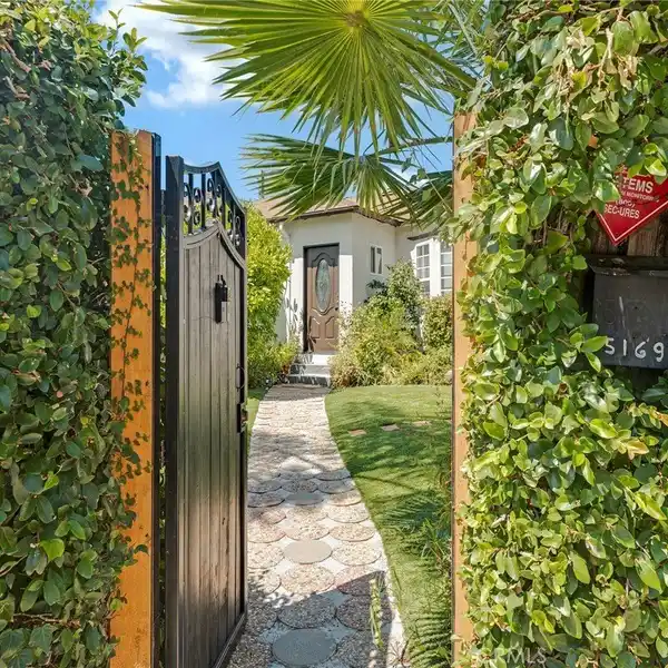 COMFORTABLE AND CHARMING OPEN-CONCEPT HOME