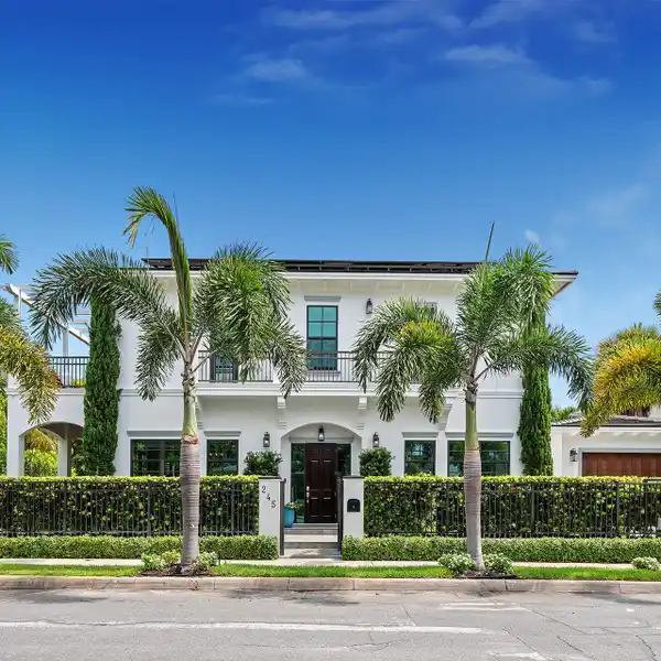ISLAND-INSPIRED CLASSIC NEAR DOWNTOWN AMENITIES