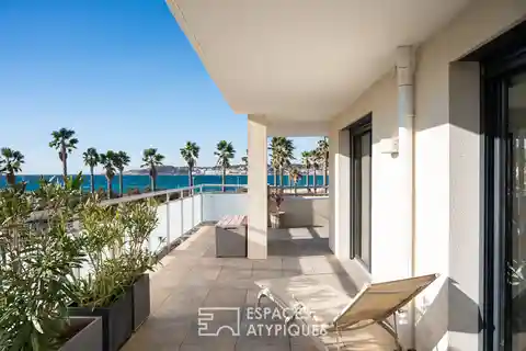 Contemporary Apartment Facing the Sea