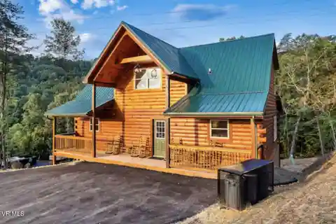 Spacious Smoky Mountain Retreat with Hot Tub