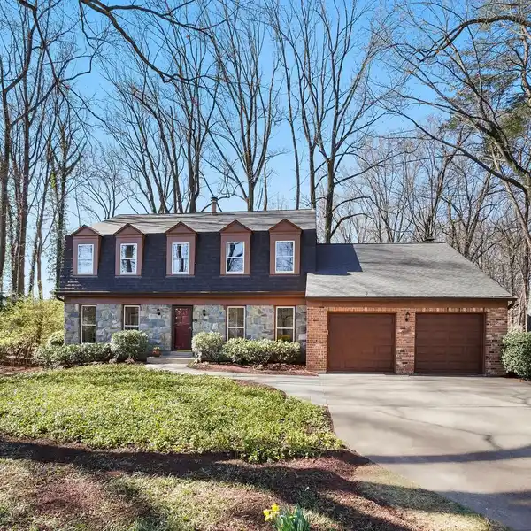 BEAUTIFULLY MAINTAINED COLONIAL IN STRATTON COMMONS