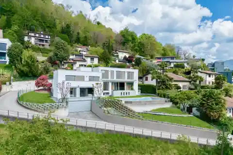 Spacious Pool Villa with Lake View