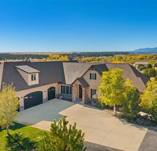 STUNNING CUSTOM-BUILT HOME