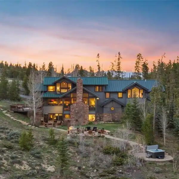 EXCEPTIONAL MOUNTAIN RETREAT ON 3.7 ACRES