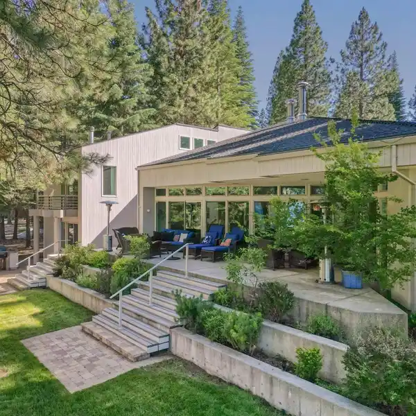 STRIKING LAKEFRONT ESTATE
