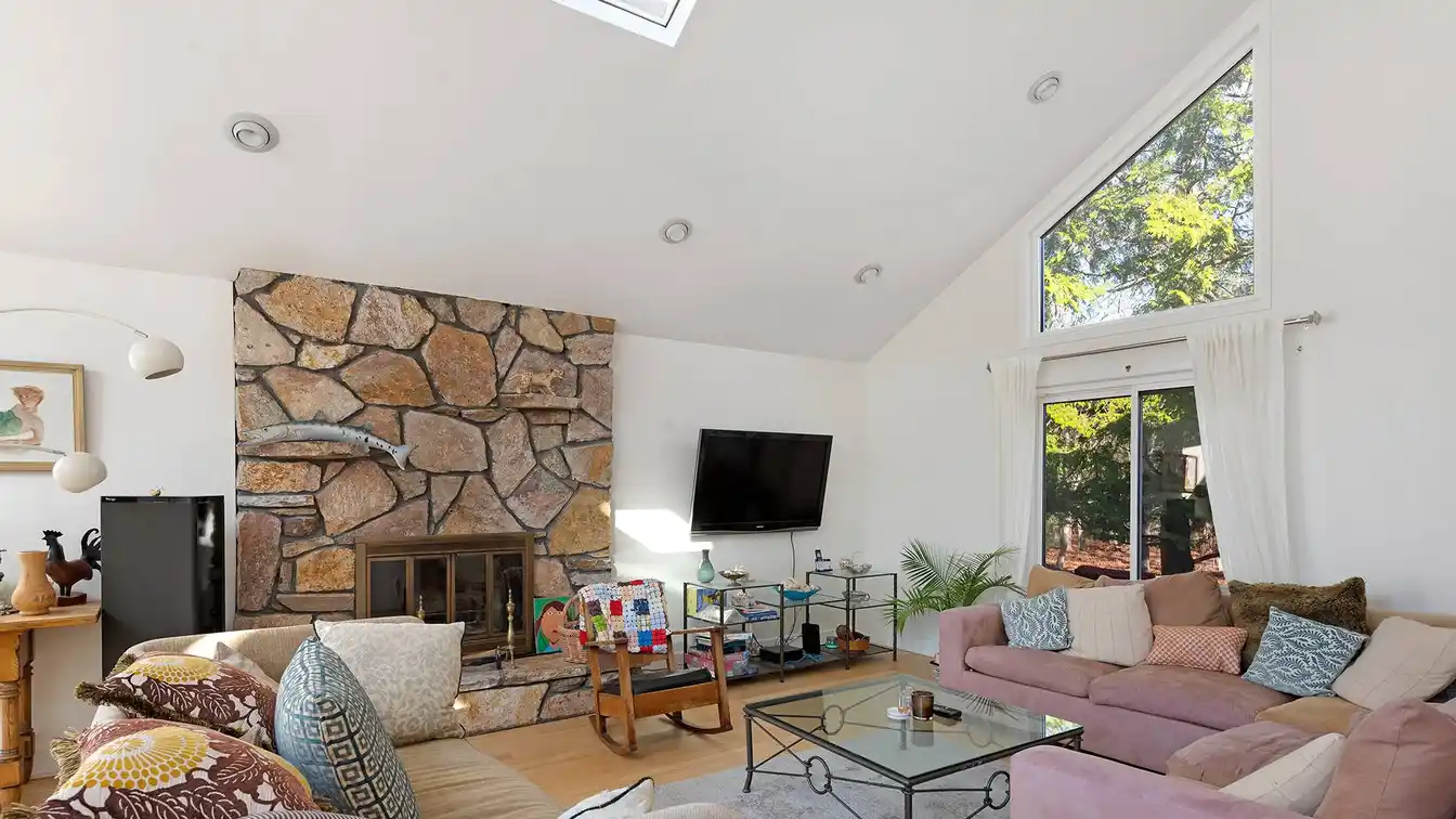 Striking Contemporary Rental in a Private Setting
