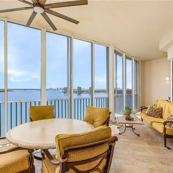 WATERSIDE PENTHOUSE WITH RESORT-STYLE AMENITIES