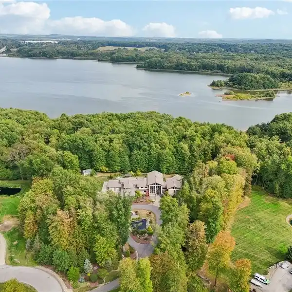 MODERN DESIGN WITH ROCKY MOUNTAIN ELEGANCE