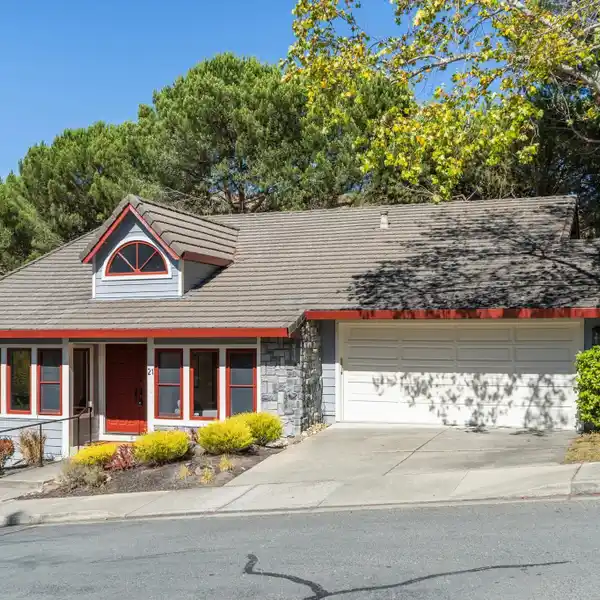 WELL-MAINTAINED TOWNHOME IN A QUIET NEIGHBORHOOD