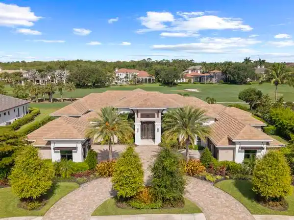 LUXURY AND LIVABILITY WITH GOLF MEMBERSHIP