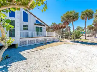 Charming Beachside Cottage Retreat