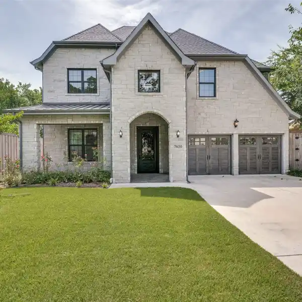 OPEN CONCEPT LIVING MEETS SOPHISTICATED DESIGN