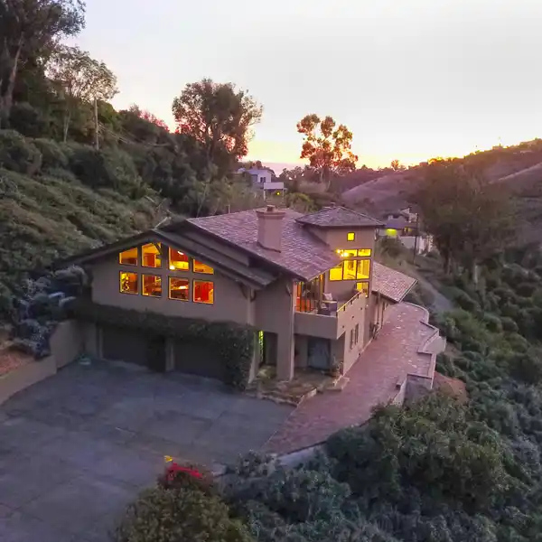 CONTEMPORARY RETREAT ABOVE SYCAMORE CANYON