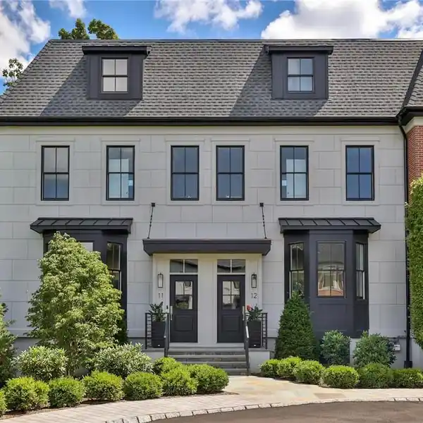 MODERN LUXURY TOWNHOME IN ARMONK CLOSE