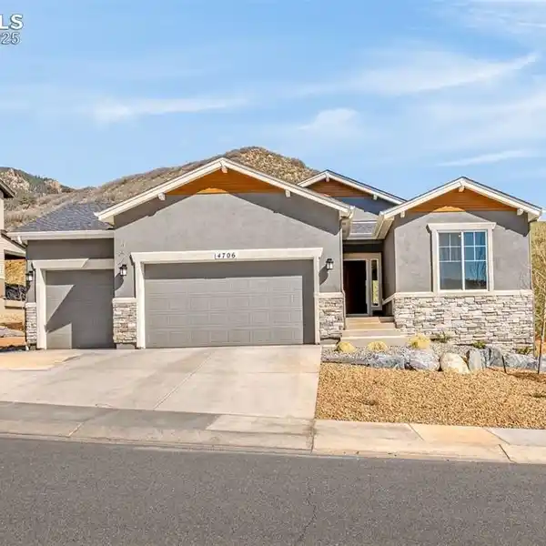 RANCH STYLE HOME IN SOUGHT-AFTER FOREST LAKES