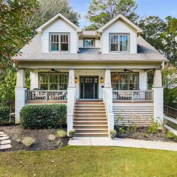 TIMELESS CHARM MEETS MODERN OAKHURST LIVING