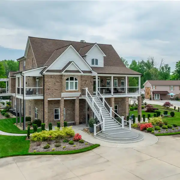 LUXURIOUS AND EXPANSIVE ESTATE IN ARCHDALE