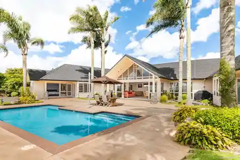 Large and Luxurious Family Living in Karaka