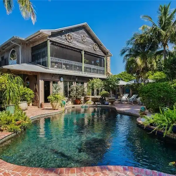 CHARMING OCEANFRONT ESTATE
