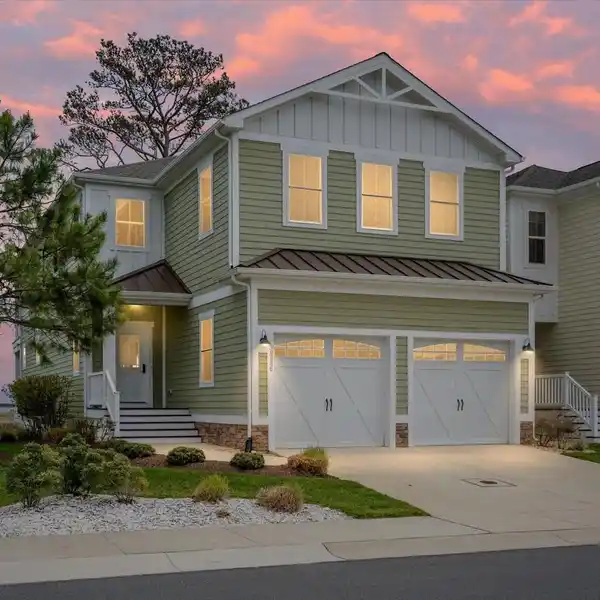 BAYFRONT LUXURY LIVING WITH STUNNING WATER VIEWS