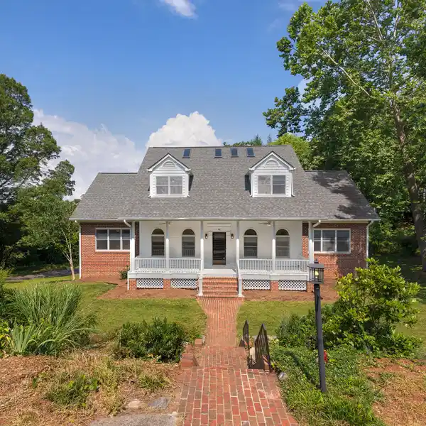 SPACIOUS HOME IN LAKEVIEW PARK
