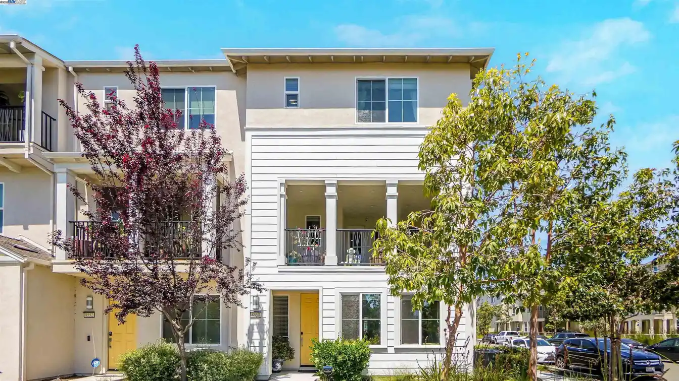 Townhouse-style Condo in Desirable Bayshores